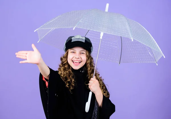 Zich droog en beschermd voelen. vrolijk hipster kind in positieve stemming. regen bescherming. Rainbow. Gelukkig klein meisje met transparante paraplu. klein meisje in Franse baret en vacht. herfst mode — Stockfoto