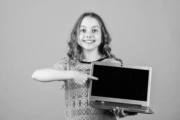 스타트업 비즈니스. 디지털 시대의 아동 발달. 인터넷 서핑을 재생합니다. 노트북행복 한 어린 소녀. 홈 스쿨링 교육. 온라인 쇼핑. 학교 프로젝트. 교육 개념 — 스톡 사진
