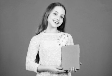 O, dil ve edebiyat öğrencisidir. İngiliz edebiyatında kitap tutan sevimli küçük çocuk. Edebiyat kitabı okuyan sevimli küçük kız. Kurgu ve bilimsel edebiyat, kopya alanı