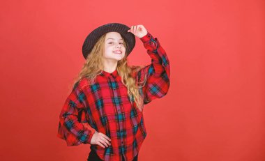 Modaya uygun görünüyor. Moda tarzı uzun sarı saçlı küçük kız. Sevimli küçük moda modeli. Moda bakmak ile sevimli kız. Modaya uygun kız çocuk. Şapka takan küçük kız, kopya alanı
