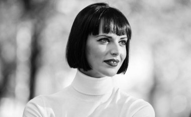 Dudaklarda makyaj parlak aksanı. Kırmızı ruj makyajı ona uyuyor. Esmer bayan için mükemmel makyaj. Moda ve güzellik konsepti. Kırmızı dudaklar makyaj ile kadın gizemli arka plan defokus yakın