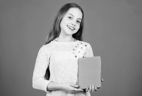 Elle étudie la langue et la littérature. Mignon petit livre de tenue d'enfant dans la littérature anglaise. Adorable petite fille lisant un livre de littérature. Fiction et littérature scientifique, espace de copie — Photo