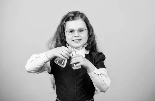 De vuelta a la escuela. Pequeña científica con frasco de prueba. educación y conocimiento. lección de bilogía de estudio infantil. Descubre el futuro. investigación científica en laboratorio. Pequeña chica genio. Eres tan inteligente. —  Fotos de Stock