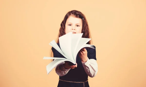 Studentessa adorabile bambina. Infanzia e educazione. Conoscenza e informazione. Studio per bambini piccoli. Vita scolastica. Concetto educativo. Conoscenze di base. Torniamo a scuola. Giorno della conoscenza. Grave riguardo allo studio — Foto Stock