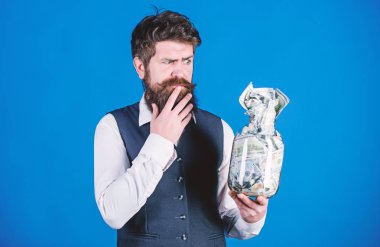 Para birimi komisyoncu ile büyük para toplamı. Kağıt para cam kavanozda tutmak iş adamı. Amerikan Doları Döviz Mevduat tutan hippi. Bankada Döviz değiş tokuş