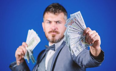 Ödüllendirici bir iş var. Kendi işiyle para kazanmak. Sakallı adam nakit para tutuyor. Para paketi ile Döviz Broker. Zengin işadamı bize dolar banknotları. İş başlangıç kredisi