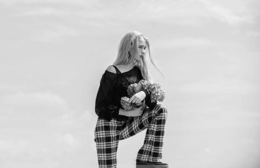 Bahçe ve botanik kavramı. Çiçekler ihale bahar kokusu. Kız arkadaş için buket. Moda ve güzellik endüstrisi. Baharı kutla. Kız model ortanca çiçekler taşır. Bahar taze buket