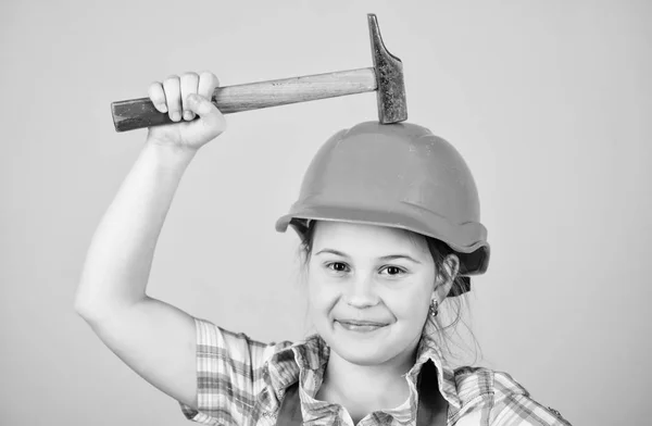 Tag der Arbeit. 1. Mai. Sicherheitsexperte. Berufszukunft. Polier Inspektor. Reparatur. kleines Mädchen mit Helm und Hammer. Kinderarbeiter mit Bollenhut. kleines Mädchen beim Reparieren in der Werkstatt. selbstbewusster Mechaniker — Stockfoto