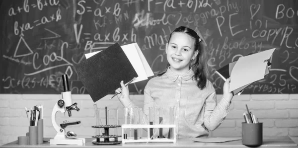 Documentar el resultado de los experimentos. Un niño en el laboratorio. La niña aprende química en el laboratorio escolar. Microscopio de laboratorio. Microscopio químico. estudiante haciendo experimentos de biología con microscopio —  Fotos de Stock