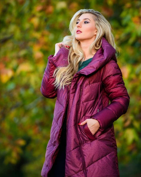 Vrouw dragen extra volume jas. Meisje modieuze blonde Walk herfst Park. Jassen die iedereen zou moeten hebben. Beste puffer Coat om te kopen. Hoe pick jas. Puffer mode concept. Professioneel stylist advies — Stockfoto