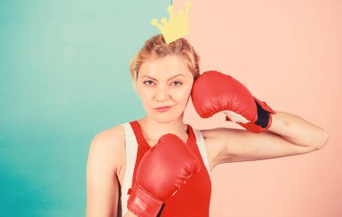 Kadın boks eldiveni ve prensesin taç sembolü. Sporun kraliçesi. Boks sporunda en iyi ol. Kraliçe taç boks eldiven giymek ile kadınsı ihale sarışın. Başarı için savaş. Vip spor salonu. Dövüş kraliçesi
