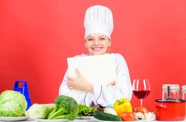 Tips och råd. Tillagning av mat. Utsökt och Gourmet. Matlagning mat som hobby. Cook letar efter matlagning recept i kokbok. Kvinna läser bok i köket. Girl Cook på köksbordet ingredienser — Stockfoto