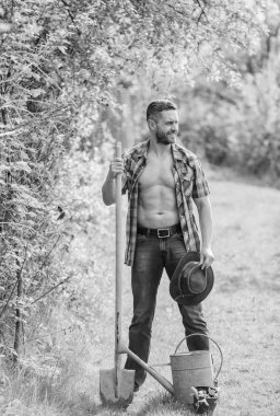 Bağlılık ve sorumluluklar. Tarım kavramı. Bahçeye dikim. Ağaç dikme geleneği. Büyüyen bitkiler. Sulama olabilir ve kürek ile Adam yakışıklı kas gövde. Ağaç bayramı. Ağaç dikme