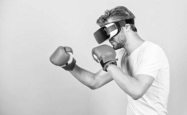 Siber antrenör online eğitim. Siber uzayı keşfedin. Artırılmış 3d dünya. Siber sporcu boks eldivenleri. Adam Vr gözlük oyunu oynamak. Siber spor konsepti. Man boxer sanal gerçeklik kulaklık simülasyonu