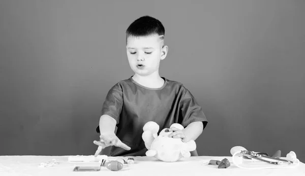 Kinderarztpraxis. Kleiner Junge in Arztuniform. Krankenhaus. Medizin und Gesundheit. Behandlungsrezept. Kinderarzt mit Stethoskop. Krankenschwester Laborantin. Hausarzt. Krank und krank — Stockfoto