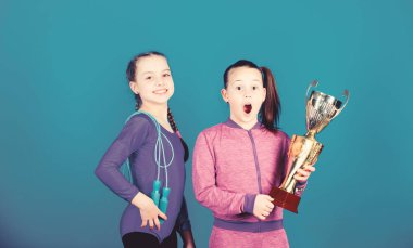 Hak edilmiş ödül. Spor başarısı. Kızlar atletik çocuklar zaferi kutluyor. Altın kadehli atletik kızlar. Şampiyonayı kazan. Takımımız birinci. Çocuk jimnastikçiler atletik çocuklar mutlu şampiyon