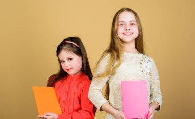Okuryazarlık yoluyla kapıları açmak. Kitaplı ya da not defteri olan çocuklar. Eğitim ve çocuk edebiyatı. En sevdiğim peri masalı. Kız kardeşler birlikte okumak için kitap seçerler. Sevimli kızlar kitapları sever. Gizli günlük