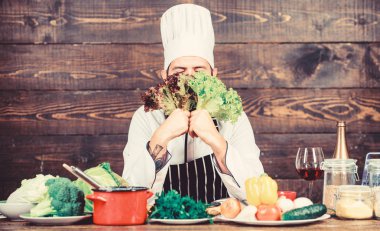 Mutlu sakallı adam. şef tarifi. Mutfak mutfağı. Vitamini. Sağlıklı yemek pişirme. Sakallı olgun hipster. Organik gıda diyeti. Taze sebzeli vejetaryen salata. Akşam yemeği için alışveriş