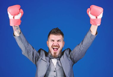 İşadamı boks eldiveni giyer. En iyi ceza savunma avukatı stratejileri. Saldırı ve savunma konsepti. İşe yaradığı kanıtlanmış taktikler. Başarıya ulaşmak. Ceza savunma avukatı stratejileri planlama