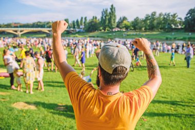 Görünüşe göre bir kazananVar. Hipster yaz gününde kazanan jest yapıyor. Şık beyzbol şapkası giyen mutlu kazanan adam. Zaferi veya başarıyı kutlayan enerjik kazanan