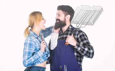 Barbekü için mükemmel bir gün. Adam sakallı hipster ve kız. Hazırlık ve mutfak. Piknik barbeküsü. yemek pişirme tarifi. Aşık çift mutfak eşyaları tutun. Aile hafta sonu. Et kavurma araçları