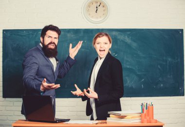Sakinleşme zamanı. kağıt işleri. ofis hayatı. öğretmen ve öğrenci sınavda. Okula geri dön. Örgün olmayan eğitim. iş çift dizüstü bilgisayar ve belge kullanın. işadamı ve sekreter. Üniversitede zaman zevk