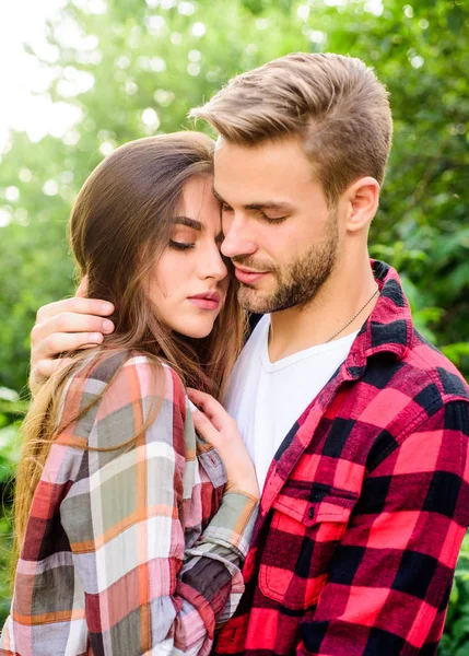 Disfrutando de la intimidad. Acurrucarse con cariño. Hombre hipster y mujer guapa enamorada. Vacaciones de verano. Enamórate. Los sentimientos puros. Concepto de fecha romántica. Gente hermosa. Felices juntos. Pareja enamorada —  Fotos de Stock