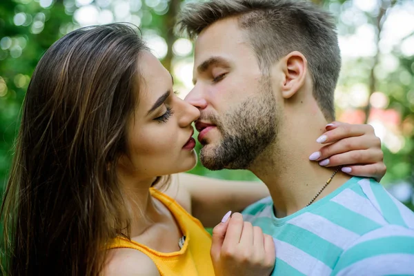 Concepto de beso apasionado. Dando un beso. Seducción y juegos previos. Sensual beso de pareja encantadora de cerca. Pareja enamorada besándose con pasión al aire libre. Hombre y mujer atractivos amantes romántico beso —  Fotos de Stock