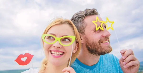 Fijne Feestdagen. Grappig paar in partij PhotoBooth Props. Sensuele vrouw en sexy man dragen nep bril accessoires. Paar verliefd genieten van feest tijd op bewolkte hemel. Photo Booth Party viering — Stockfoto