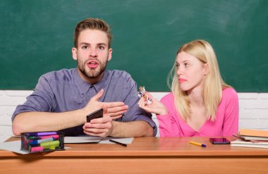 Modern okul. Bilgi günü. Okula geri dön. Sınıfta bir çift kadın ve erkek. Öğrenci hayatı. Ders ve tahta. Öğretmenler günü. Evde eğitim. Üniversite hayatının tadını çıkarmak