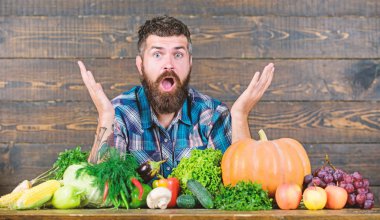 zengin sonbahar kırpma ile sürpriz adam şef. organik ve doğal gıda. Cadılar Bayramınız Kutlu Olsun. mevsimlik vitamin gıda. Yararlı meyve ve sebze. Hasat Festivali. mahsul ile sakallı olgun çiftçi. kırpma kavramı