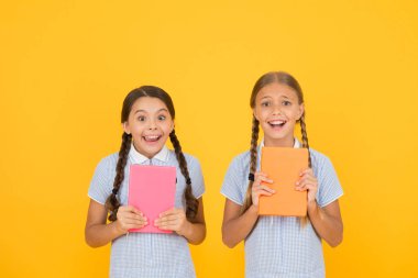 Histerik bir kahkaha. Paniğe kapılmayın. Sevimli çocuklar sarı arka plan üzerinde kitap okuyor. Sevimli küçük kızlar okuma kopya alanı öğrenirler. Evde okuma ve eğitim. Çok çalış. Sınav yaklaşıyor. Son test