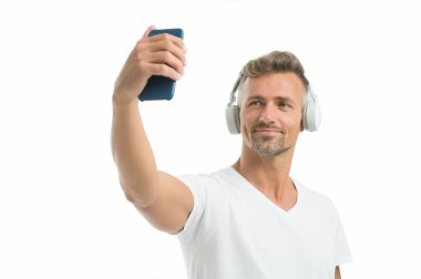 Video bloğu çekiliyor. Yaşam tarzı blogcusu. Şahsi blog için selfie çeken yakışıklı, bakımlı bir adam. İnternet günlüğü. Dijital etki yaratan konsept. Görüntülü iletişim. Kişisel blog sosyal ağları
