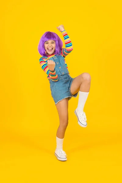 Cosplay karaktär koncept. Kultur hobby och underhållning. Cosplay outfit. Otaku flicka i peruk leende på gul bakgrund. Lycklig barndom. Anime fläkt. Cosplay Kids Party. Barn Söt cosplayer — Stockfoto