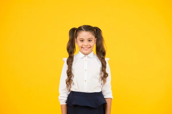 Sonrisa dentada. Niño estudiante. Niña alumna sobre fondo amarillo. De vuelta a la escuela. Concepto de vida escolar. Celebra el día del conocimiento. Una colegiala emocional. Graduación exitosa. Feliz día de los niños —  Fotos de Stock