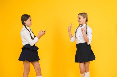 Okul uygulama akıllı telefon. Kız öğrenciler fotoğraf paylaşmak için cep telefonu veya akıllı telefon kullanır. İnternet harika bir kaynak ama erişim çocuklar için tehlikeleri vardır. Akıllı telefon kullanarak kız okul üniforması
