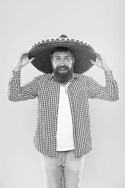 Ele está apaixonado pelo estilo mexicano. Homem barbudo de chapéu mexicano. Hipster em chapéu de aba larga. Homem mexicano a usar sombrero. Acessório de moda tradicional para festa de fantasia. Entrar no espírito da festa — Fotografia de Stock