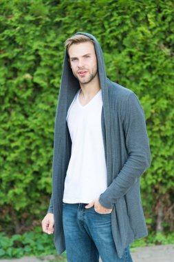 Yakışıklı beyaz adam doğa yeşil arka plan. Sakallı adam rahat tarzı. Sadelik, iyi tat ve damatlık. İnsan gerçek güzelliğin ne olduğunu bilir. Yakışıklı adam traşsız yüz ve şık sarı saçlı