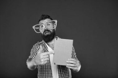 Bu kitaba bak. Ders kitabı işaret parti bardaklarda sakallı adam. Kitap nerd çalışma. Kitap nerd süslü gözlük takıyorum. Üniversite erkek öğrenci ders notları ile