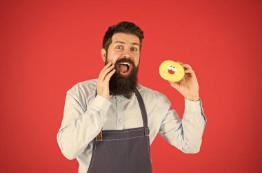 Şeker hakkında gerçek gerçekleri. Olmaz. Hipster baker sırlı tutun çörek kırmızı zemin üzerine sakallı. Cafe ve pastane kavramı. Tatlı çörek baker dan. Adam önlük tutun sevimli tatlı yemek baker sakallı