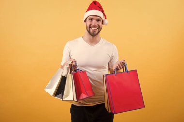 teslimat Noel hediyeleri. Xmas önce sabah. mutlu Noel Baba adam sarı zemin üzerine. Online Noel alışveriş. Yeni Yılınız Kutlu Olsun. oğlan santa şapka içinde Noel hediyesi. Hazır mısın