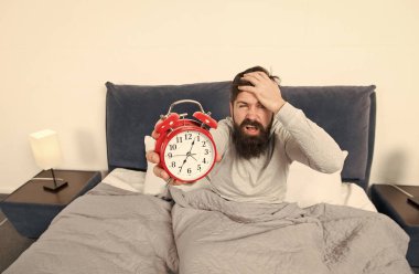 Kapat şu zili. Sabah erken uyanma sorunu. Çalar saati getir. Yine uyuyakalmışsın. Erken kalkmak için bahşiş. Yatağında çalar saat olan sakallı, uykulu yüz yatağı. Ne korkunç bir ses.