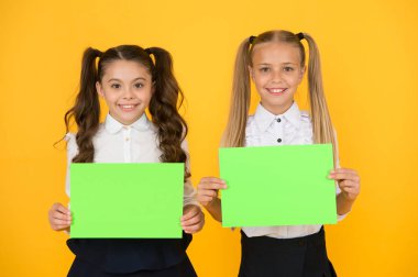 Okulun sosyalleşmesi. Kız okul üniforması posteri. Okul konseptine geri dönelim. Liseli kızlar gösteri afişi. Sosyal poster fotokopi alanı. Sosyalleşme, çocukların birbirleriyle nasıl geçindiğini kapsar.