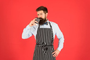 Hipster barista fincan taze demlenmiş damla kahve tutun. Kahve yavaş yavaş filtre ezilmiş fasulye ile sıcak su dökerek yapılır. Üçüncü dalga hareket yüksek kaliteli kahve üretmek olduğunu. En iyi kahve yapma