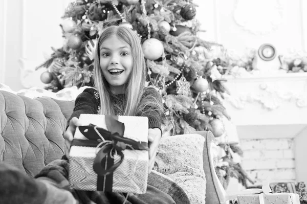 それを見て下さい。子供では、休暇をお楽しみください。明けましておめでとう。冬。クリスマスのオンライン ショッピング。家族の休日。クリスマス ツリーとプレゼント。クリスマス前に朝。小さな女の子 — ストック写真
