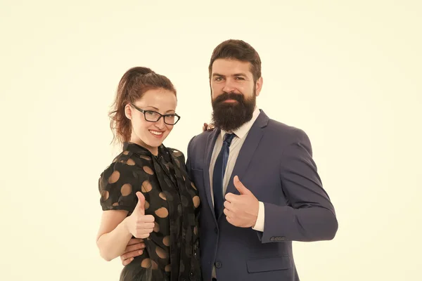 Bom trabalho. Colegas de negócios homem hipster com barba e óculos de mulher bonita no fundo branco. Liderança empresarial e equilíbrio de cooperação. Conceito de equipa de negócios. Casal mostrar polegares para cima gesto — Fotografia de Stock