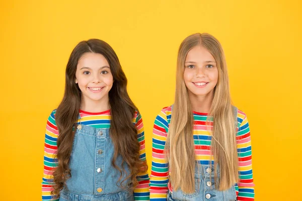 Lang haar beste vrouwelijke adorn. Meisjes blond en brunette glanzend gezond haar. Haar groeien. Kapsalon. Kinderen mooie vrienden of zusters met perfecte kapsels. Chevelure concept. Natuurlijke schoonheid — Stockfoto