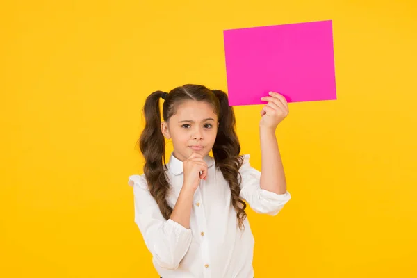 Schoolmeisje houdt poster kopieerruimte. Nieuws promotie van informatie. Terug naar school concept. Binnenkort. Kijk hier. Meisjesschooluniform poster. Veranderingen komen eraan. Schoolmeisje leerling show poster — Stockfoto