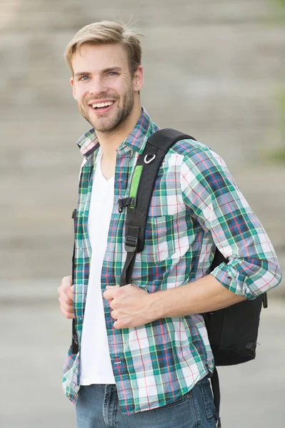 L'éducation stimule le succès futur. Homme apparence étudiante régulière. Formation universitaire. La vie universitaire. Étudiant moderne. Étudiant avec fond urbain sac à dos. Beau gars étudier à l'université — Photo