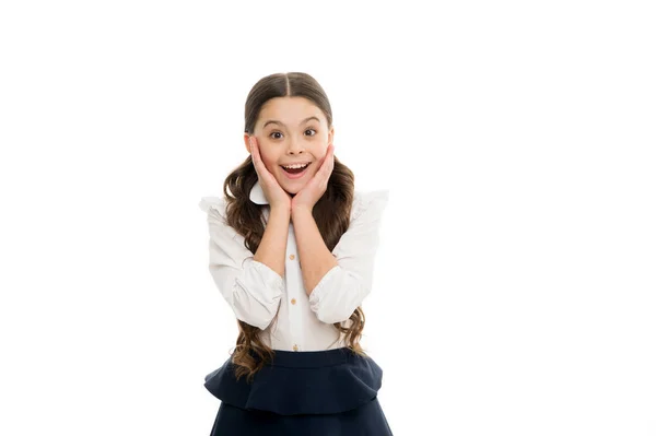 O cabelo dela fala por si. Criança surpreso com cabelo longo rabo de cavalo. Pequena estudante com cabelo morena. Criança bonito com penteado elegante usando uniforme escolar. Aparência de beleza de modelo de cabelo — Fotografia de Stock